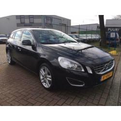 Volvo V60 1.6 T3 Summum Airco/ECC,Navigatie,Leder,Xenon