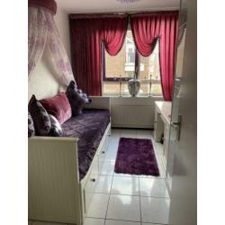 Bed, kast, bureau, nachtkastje en accessoires
