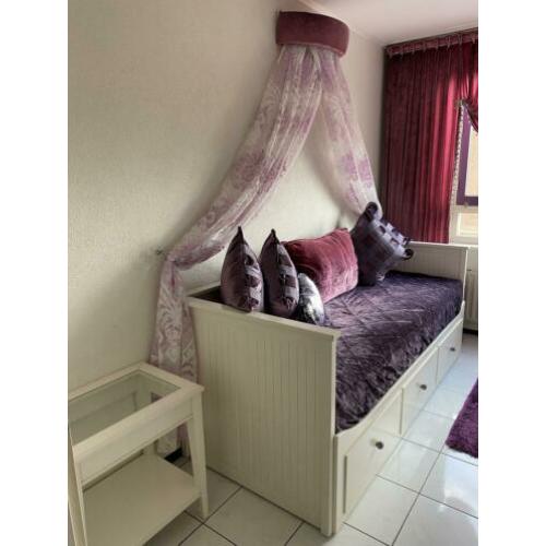 Bed, kast, bureau, nachtkastje en accessoires