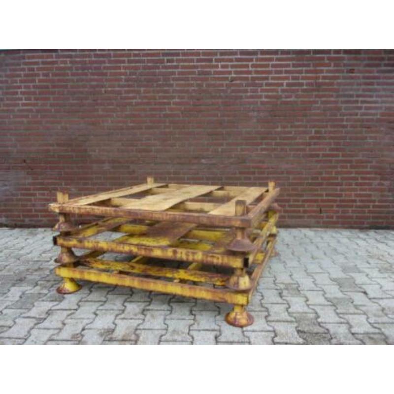Stapelbare rack, incl. 4 rongen . autobanden opslag