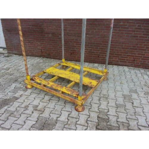 Stapelbare rack, incl. 4 rongen . autobanden opslag