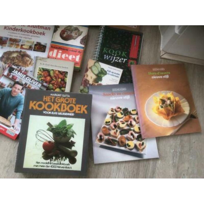 Doos met >25 verschillende kookboeken