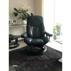 2 zwarte leren relaxfauteuils, dames en herenmodel