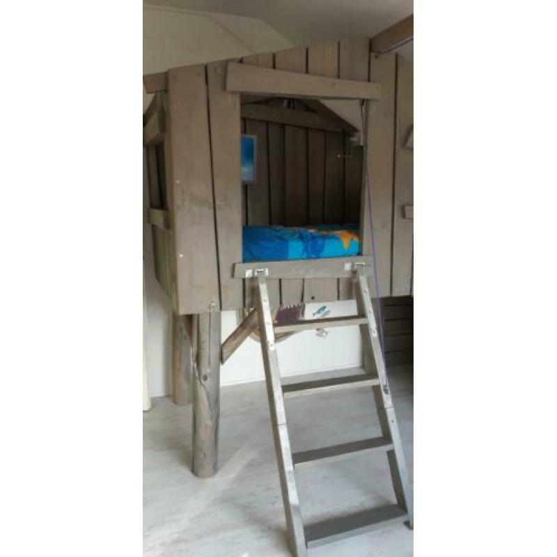 Steigerhouten hoogslaper, boomhutbed met takel.