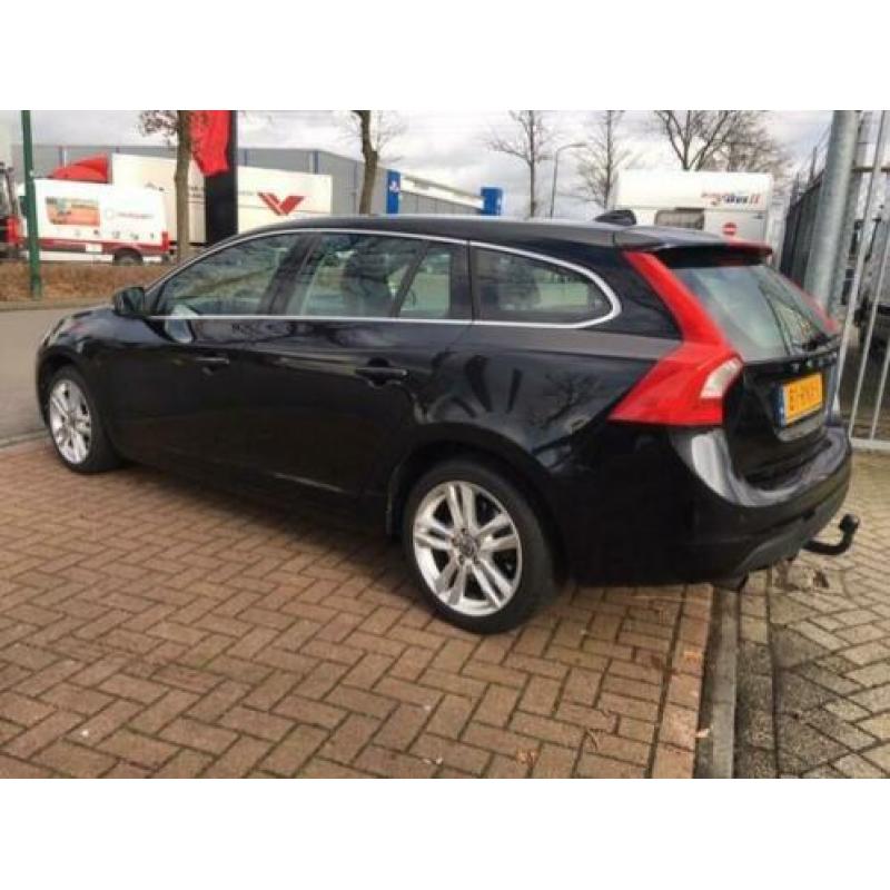 Volvo V60 1.6 T3 Summum Airco/ECC,Navigatie,Leder,Xenon