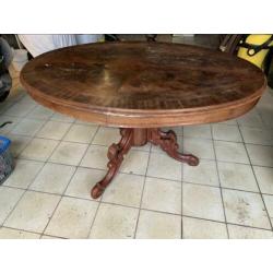 Antieke tafel ovaal met glas plaat.