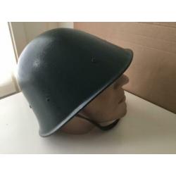 M39 politiehelm , na oorlogs overgeschilderd.