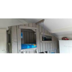 Steigerhouten hoogslaper, boomhutbed met takel.