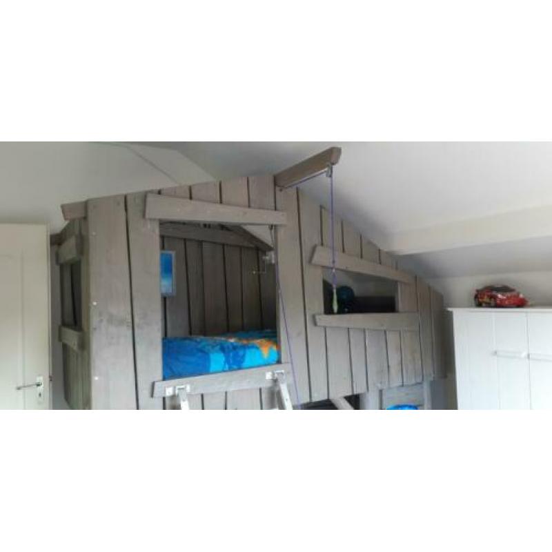 Steigerhouten hoogslaper, boomhutbed met takel.