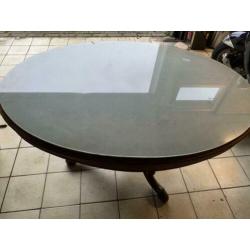 Antieke tafel ovaal met glas plaat.