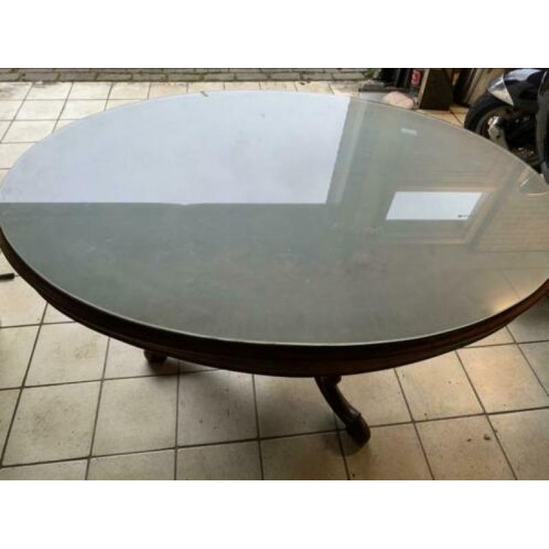 Antieke tafel ovaal met glas plaat.