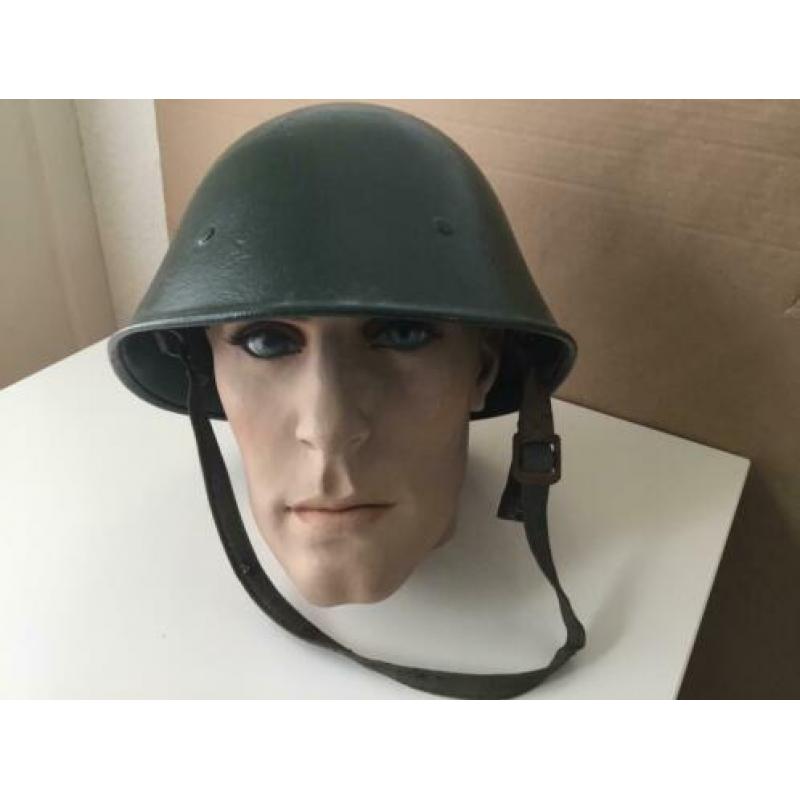 M39 politiehelm , na oorlogs overgeschilderd.