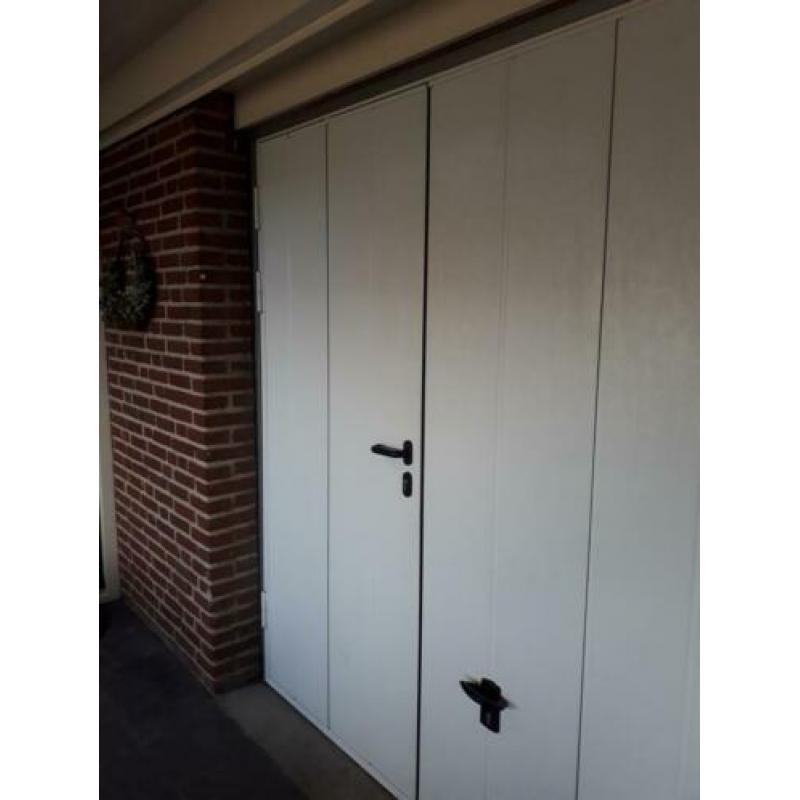 Geïsoleerde garagedeur met loopdeur.