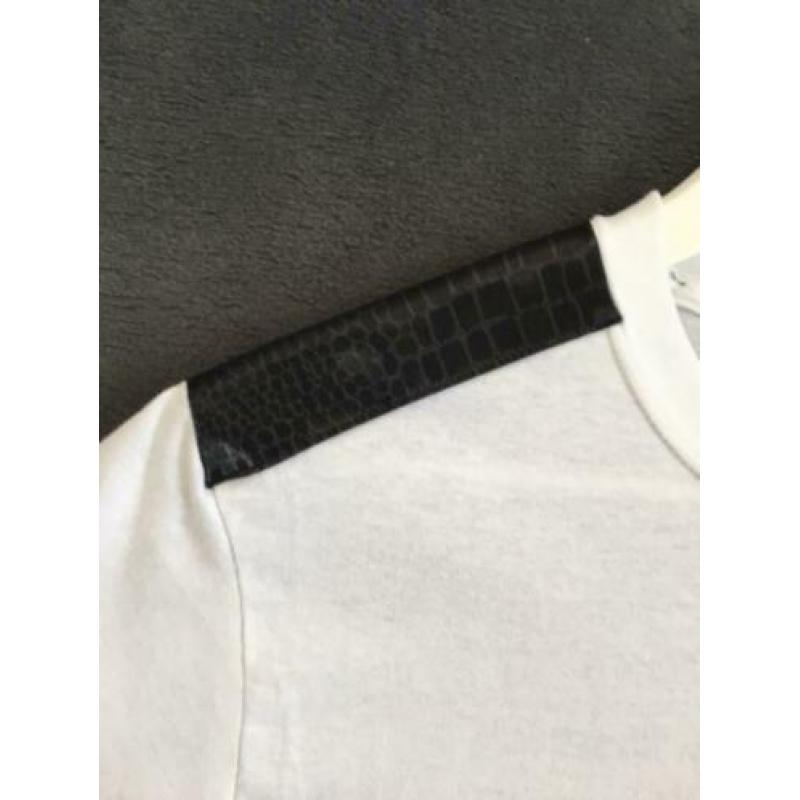 Witte t-shirts met imitatie leer