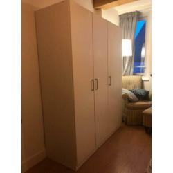 Ruime witte kledingkast Ikea