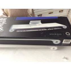 Quirky aluminium space bar monitor standaard plenty hubs