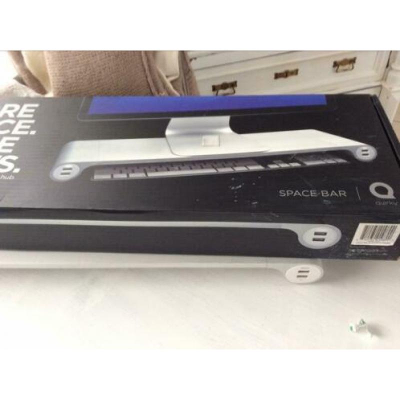 Quirky aluminium space bar monitor standaard plenty hubs