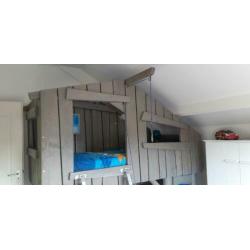 Steigerhouten hoogslaper, boomhutbed met takel.