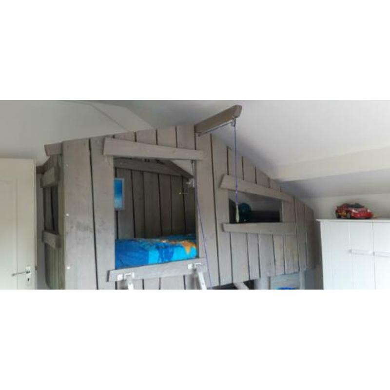 Steigerhouten hoogslaper, boomhutbed met takel.