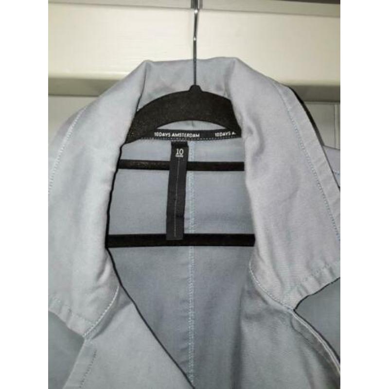 Trenchcoat 10DAYS. Twee stuks. Antraciet en petrolblauw.