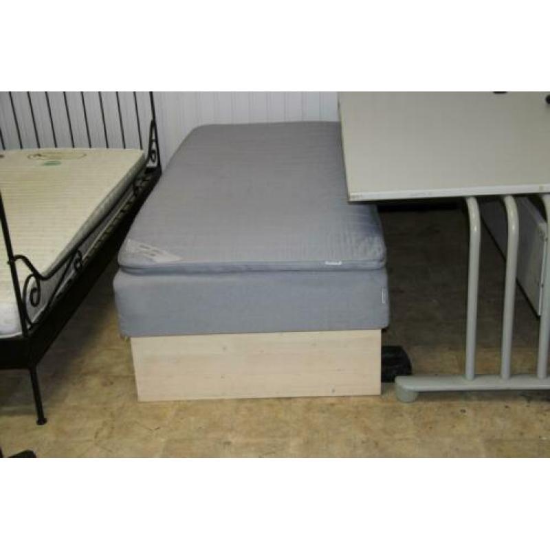 Grenen Ikea Sultan Torsmo grijs boxspring en matras. 200x90