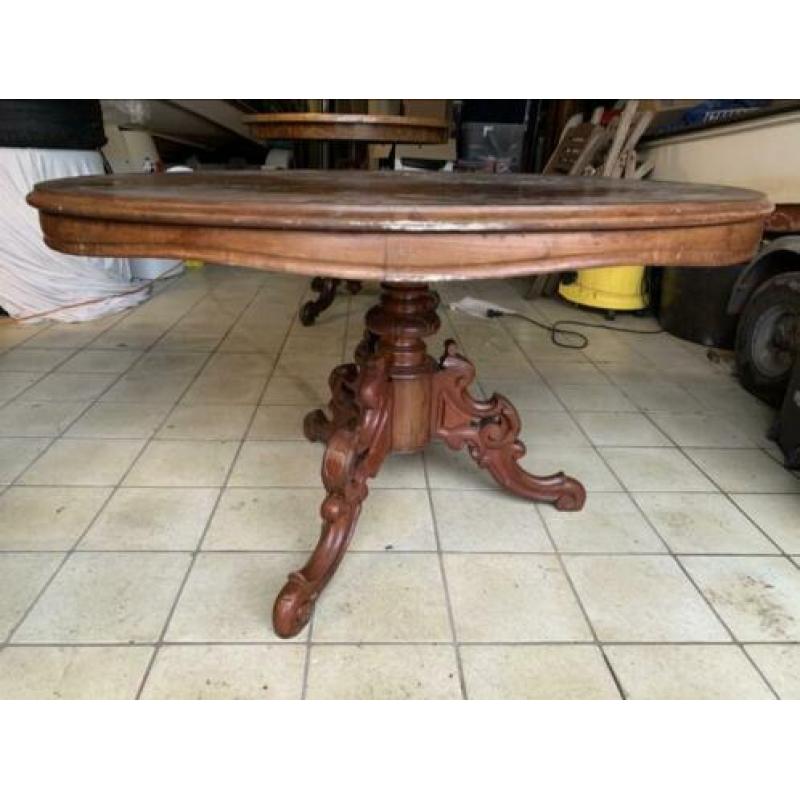Antieke tafel ovaal met glas plaat.