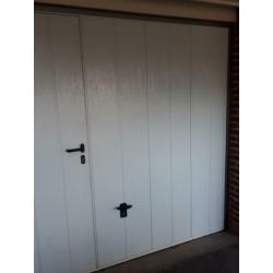 Geïsoleerde garagedeur met loopdeur.