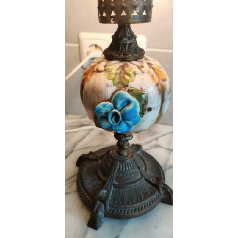 Vintage Tafellamp metalen voet met keramische body met bloem