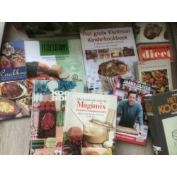 Doos met >25 verschillende kookboeken