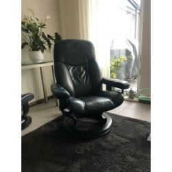 2 zwarte leren relaxfauteuils, dames en herenmodel
