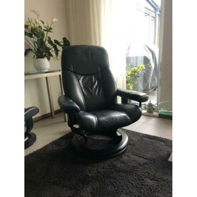 2 zwarte leren relaxfauteuils, dames en herenmodel