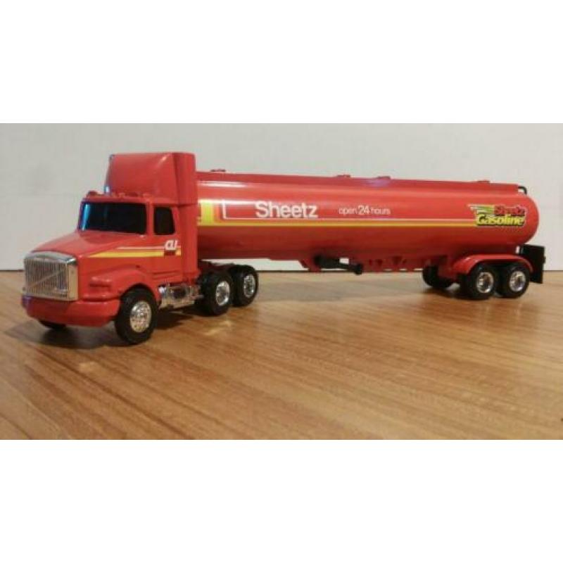 VOLVO WHITE GMC USA vrachtwagen met tanktrailer 1:64 ERTL