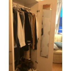 Ruime witte kledingkast Ikea