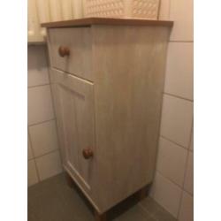 2 badkamer meubels ( beige)