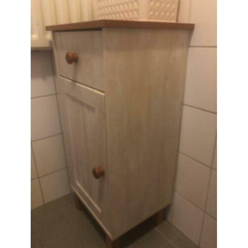 2 badkamer meubels ( beige)
