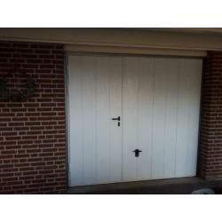 Geïsoleerde garagedeur met loopdeur.