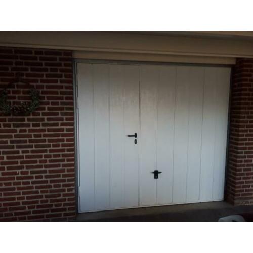 Geïsoleerde garagedeur met loopdeur.