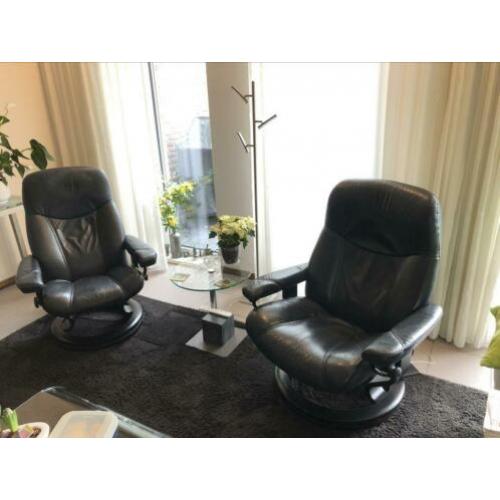 2 zwarte leren relaxfauteuils, dames en herenmodel