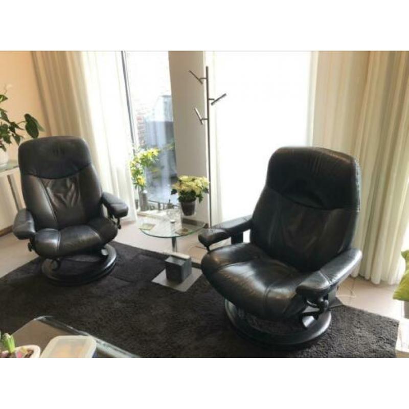 2 zwarte leren relaxfauteuils, dames en herenmodel