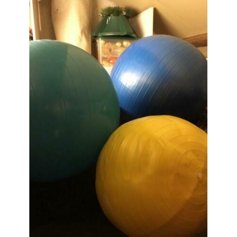 Grote blauwe, groene en kleine gele fitnessbal / sportbal
