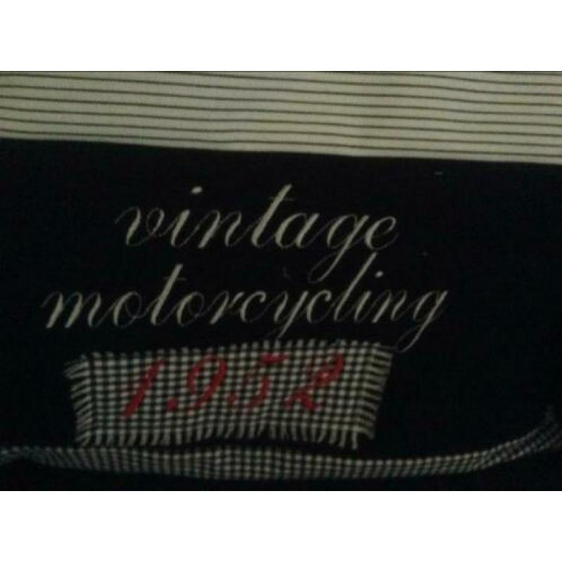 Antieke motor uit 1952 geborduurd op prachtig kussen
