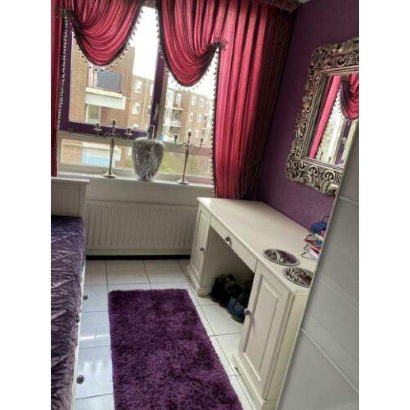 Bed, kast, bureau, nachtkastje en accessoires