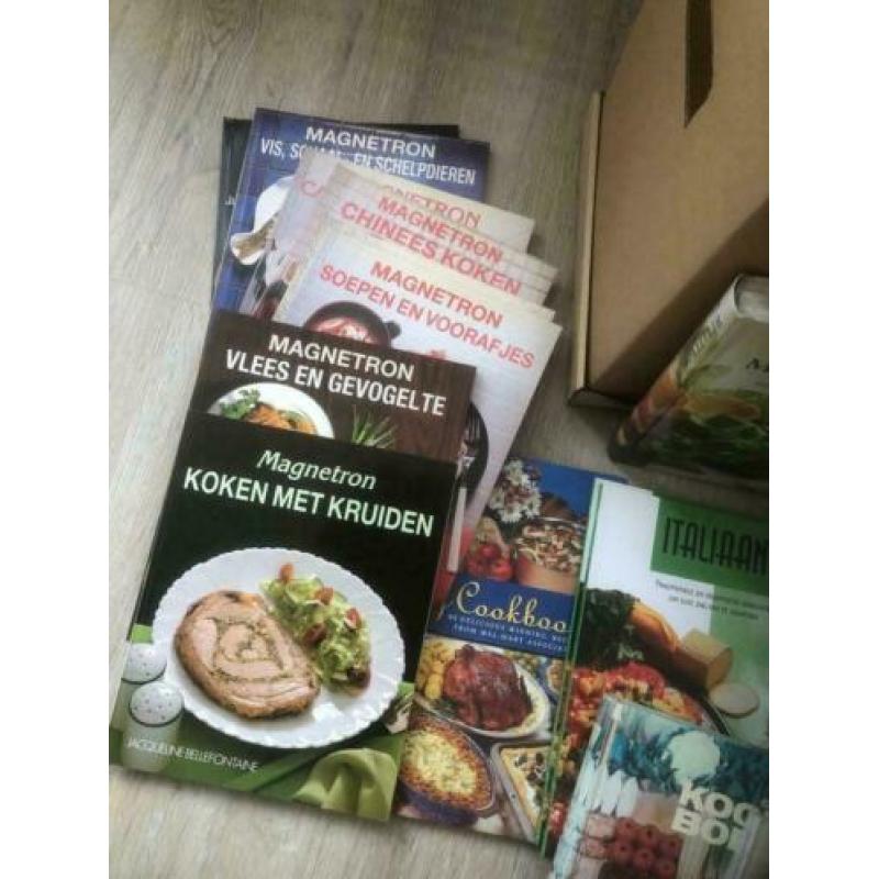 Doos met >25 verschillende kookboeken
