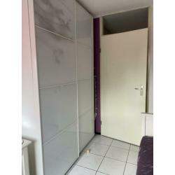 Bed, kast, bureau, nachtkastje en accessoires