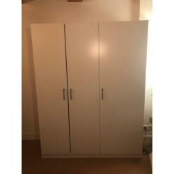 Ruime witte kledingkast Ikea