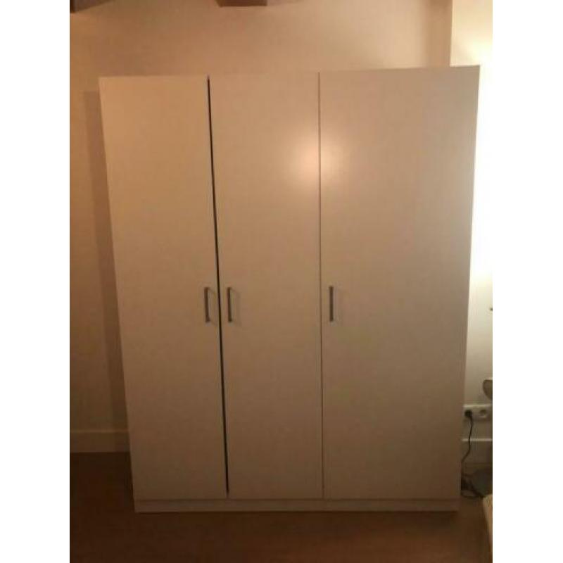 Ruime witte kledingkast Ikea