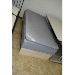 Grenen Ikea Sultan Torsmo grijs boxspring en matras. 200x90