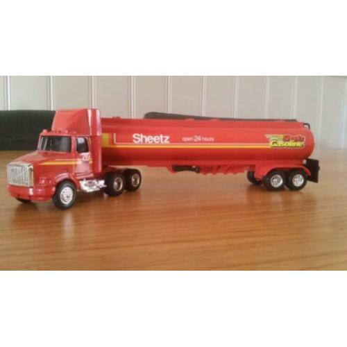 VOLVO WHITE GMC USA vrachtwagen met tanktrailer 1:64 ERTL