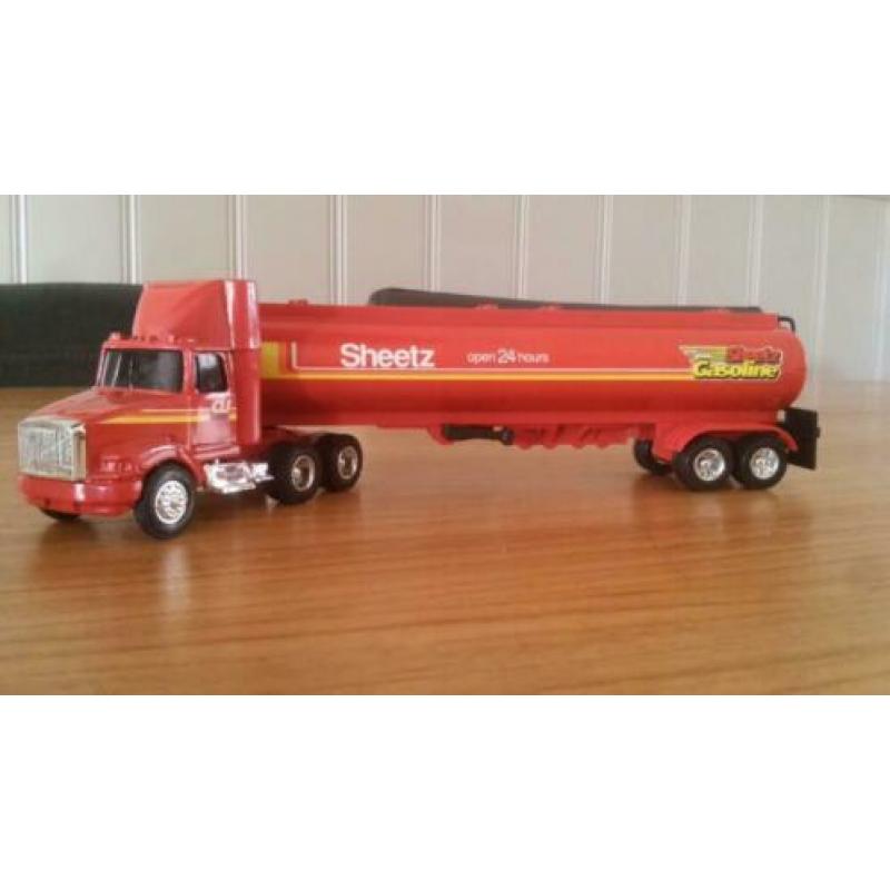 VOLVO WHITE GMC USA vrachtwagen met tanktrailer 1:64 ERTL