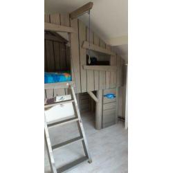 Steigerhouten hoogslaper, boomhutbed met takel.